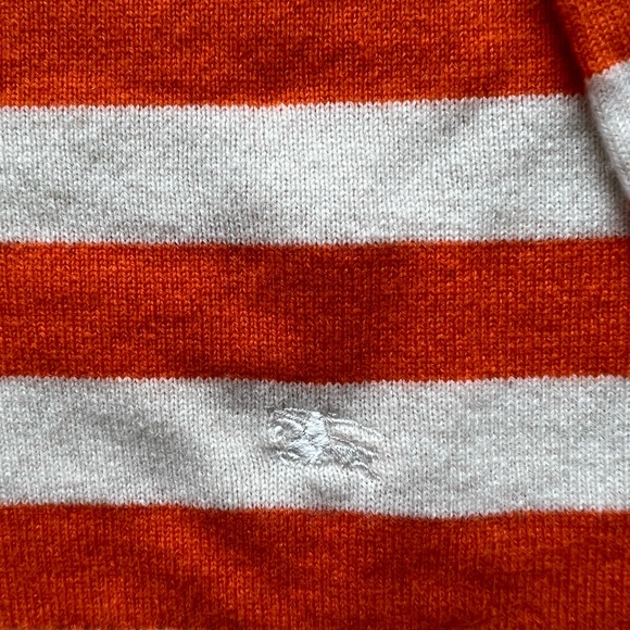 Mint condition Burberry 100% cashmere crewneck sweater with skinny neck scarf. - Picture 3 of 7